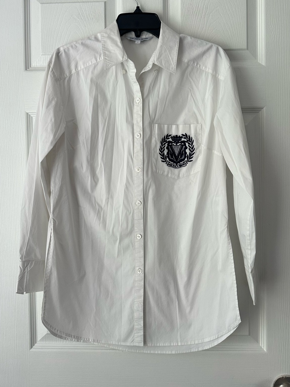 Veronica Beard Lloyd Logo Crest Button Down Shirt in White Size 2 - Picture 2 of 9